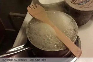 女子将鼻涕纸塞进餐馆辣椒油瓶
