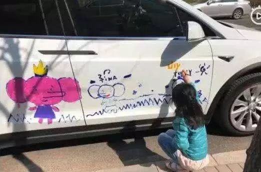 小区涂鸦事件，小孩用自喷漆喷黑多辆车牌